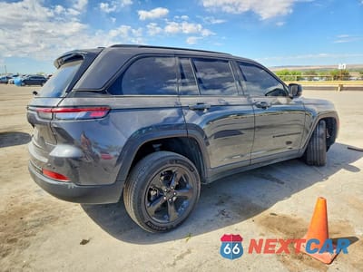 Trzecie zdjęcie samochodu z tyłu: 2024 JEEP GRAND CHEROKEE LAREDO VIN:1C4RJHAG3RC104864 - miniatura