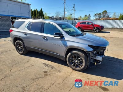 Czwarte zdjęcie samochodu z boku: 2018 CHEVROLET TRAVERSE LT VIN:1GNEVGKW1JJ177158 - miniatura