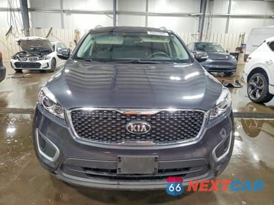 Piąte zdjęcie samochodu w środku: 2018 KIA SORENTO LX V6 VIN:5XYPGDA55JG408596 - miniatura