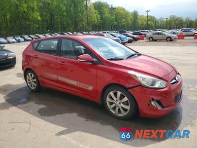 Czwarte zdjęcie samochodu z boku: 2013 HYUNDAI ACCENT SE VIN:KMHCU5AE5DU069351 - miniatura