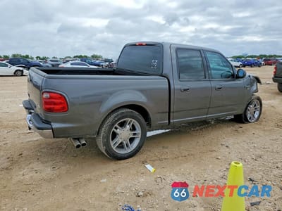 Trzecie zdjęcie samochodu z tyłu: 2002 FORD F150 SUPERCREW VIN:1FTRW07L82KA89300 - miniatura