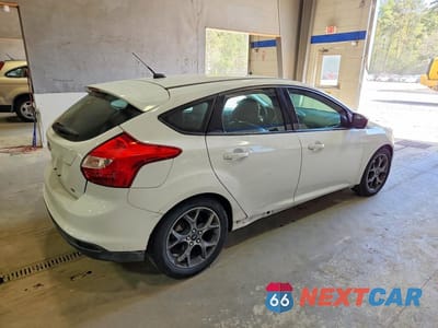 Trzecie zdjęcie samochodu z tyłu: 2014 FORD FOCUS SE VIN:1FADP3K24EL327686 - miniatura