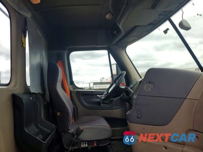 Piąte zdjęcie samochodu w środku: 2018 FREIGHTLINER CASCADIA 1 - SEMI TRUCK VIN:3AKBGADV8JSJL4607 - miniatura