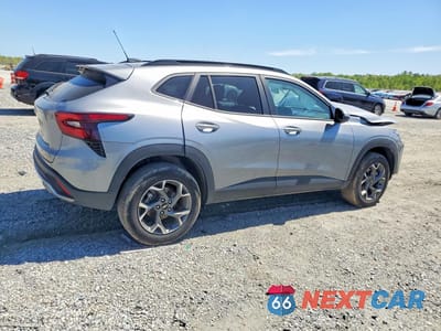 Trzecie zdjęcie samochodu z tyłu: 2025 CHEVROLET TRAX 1LT VIN:KL77LHEP1SC063164 - miniatura