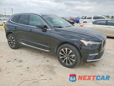 Czwarte zdjęcie samochodu z boku: 2023 VOLVO XC60 PLUS VIN:YV4L12RN1P1391021 - miniatura