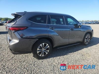Trzecie zdjęcie samochodu z tyłu: 2023 TOYOTA HIGHLANDER XLE VIN:5TDKDRAH3PS029151 - miniatura