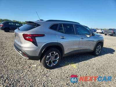 Trzecie zdjęcie samochodu z tyłu: 2024 CHEVROLET TRAX 1LT VIN:KL77LHE22RC119904 - miniatura