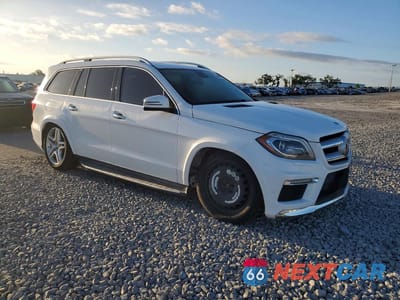 Czwarte zdjęcie samochodu z boku: 2015 MERCEDES-BENZ GL 550 4MATIC VIN:4JGDF7DE2FA577321 - miniatura