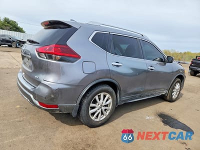 Trzecie zdjęcie samochodu z tyłu: 2018 NISSAN ROGUE SV VIN:KNMAT2MT5JP607189 - miniatura