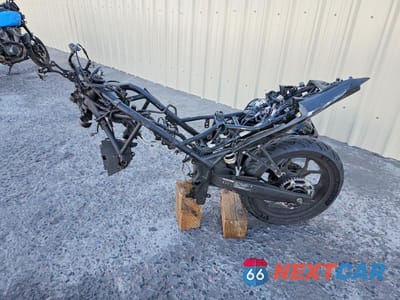 Trzecie zdjęcie samochodu z tyłu: 2015 YAMAHA YZFR3 VIN:MH3RH06Y7FK002632 - miniatura