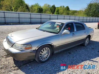 2003 LINCOLN TOWN CAR SIGNATURE 1LNHM82W53Y613398 - główne zdjęcie licytacji z USA - miniatura