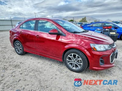 Czwarte zdjęcie samochodu z boku: 2018 CHEVROLET SONIC LT VIN:1G1JD5SH2J4116943 - miniatura
