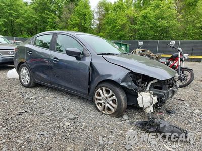Czwarte zdjęcie samochodu z boku: 2018 TOYOTA YARIS IA BASE VIN:3MYDLBYV4JY305546 - miniatura