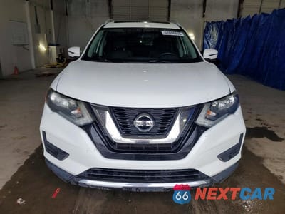 Piąte zdjęcie samochodu w środku: 2017 NISSAN ROGUE SV VIN:5N1AT2MV0HC766636 - miniatura