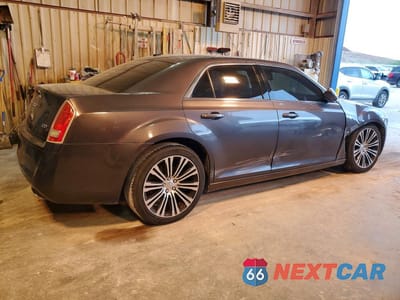Trzecie zdjęcie samochodu z tyłu: 2013 CHRYSLER 300 S VIN:2C3CCABG5DH658102 - miniatura