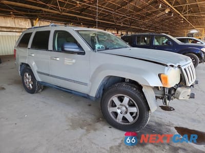 Czwarte zdjęcie samochodu z boku: 2010 JEEP GRAND CHEROKEE LAREDO VIN:1J4PR4GK3AC130688 - miniatura