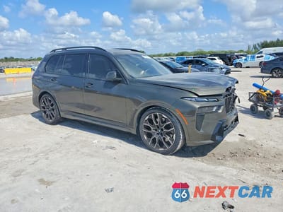 Czwarte zdjęcie samochodu z boku: 2025 BMW X7 XDRIVE40I VIN:5UX23EM04S9Y67938 - miniatura