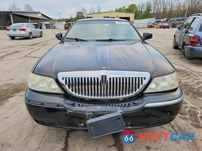 Piąte zdjęcie samochodu w środku: 2011 LINCOLN TOWN CAR SIGNATURE LONG WHEELBASE VIN:2LNBL8FV7BX763778 - miniatura