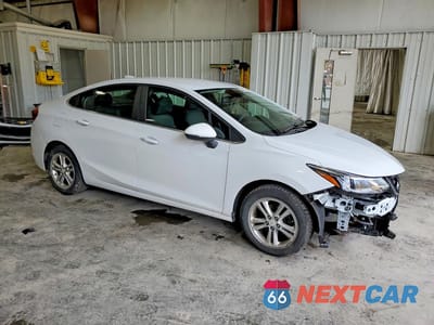 Czwarte zdjęcie samochodu z boku: 2017 CHEVROLET CRUZE LT VIN:1G1BE5SM2H7276862 - miniatura