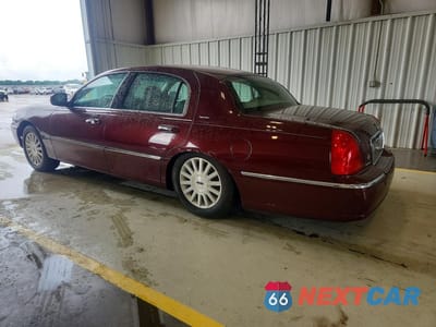 Drugie zdjęcie samochodu z przodu: 2004 LINCOLN TOWN CAR EXECUTIVE VIN:1LNHM81W54Y644024 - miniatura