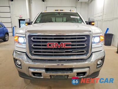 Piąte zdjęcie samochodu w środku: 2017 GMC SIERRA K2500 SLT VIN:1GT12TEG6HF174458 - miniatura