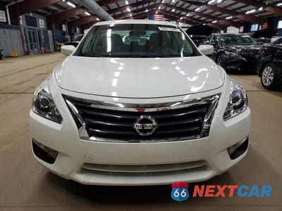 Piąte zdjęcie samochodu w środku: 2015 NISSAN ALTIMA 2.5 S VIN:1N4AL3AP3FN396662 - miniatura