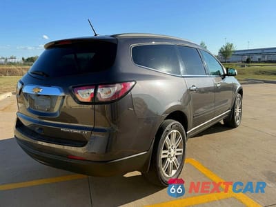Czwarte zdjęcie samochodu z boku: 2015 CHEVROLET TRAVERSE LT VIN:1GNKRGKDXFJ236673 - miniatura
