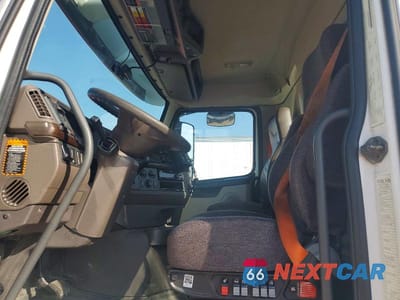 Piąte zdjęcie samochodu w środku: 2017 VOLVO VN VNL - SEMI TRUCK VIN:4V4N39TGXHN988210 - miniatura