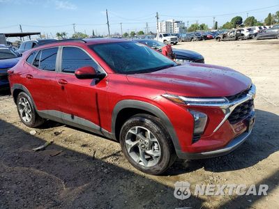 Czwarte zdjęcie samochodu z boku: 2025 CHEVROLET TRAX 1LT VIN:KL77LHEP1SC230428 - miniatura