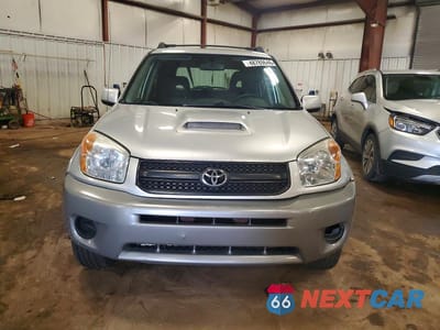 Piąte zdjęcie samochodu w środku: 2004 TOYOTA RAV4 BASE VIN:JTEHD20V340026155 - miniatura