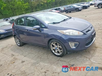 Czwarte zdjęcie samochodu z boku: 2013 FORD FIESTA TITANIUM VIN:3FADP4FJ3DM173380 - miniatura