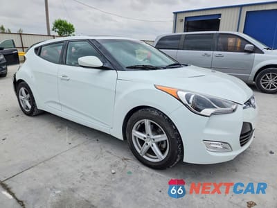 Czwarte zdjęcie samochodu z boku: 2013 HYUNDAI VELOSTER BASE VIN:KMHTC6AD7DU101328 - miniatura