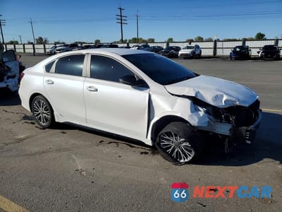 Czwarte zdjęcie samochodu z boku: 2023 KIA FORTE GT LINE VIN:3KPF54AD1PE660392 - miniatura