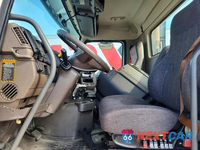 Piąte zdjęcie samochodu w środku: 2017 VOLVO VNL SEMI TRUCK VIN:4V4N39TG1HN988015 - miniatura