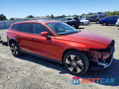 Czwarte zdjęcie samochodu z boku: 2021 VOLVO V60 CROSS COUNTRY T5 MOMENTUM VIN:YV4102WK3M1070923 - miniatura