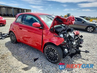 Czwarte zdjęcie samochodu z boku: 2024 FIAT 500 E RED VIN:ZFAFFAA41RX204057 - miniatura