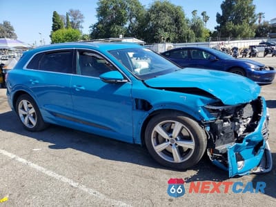 Czwarte zdjęcie samochodu z boku: 2019 AUDI E-TRON PREMIUM PLUS VIN:WA1LAAGE9KB011727 - miniatura