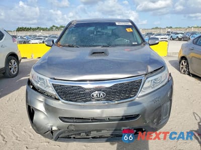 Piąte zdjęcie samochodu w środku: 2014 KIA SORENTO LX VIN:5XYKT3A6XEG535990 - miniatura