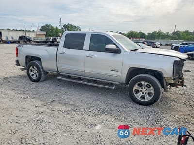 Czwarte zdjęcie samochodu z boku: 2018 CHEVROLET SILVERADO K1500 LT VIN:1GCUKREC8JF133980 - miniatura