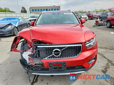 Piąte zdjęcie samochodu w środku: 2021 VOLVO XC40 T5 MOMENTUM VIN:YV4162UK4M2457279 - miniatura
