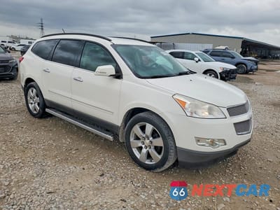 Czwarte zdjęcie samochodu z boku: 2012 CHEVROLET TRAVERSE LTZ VIN:1GNKVLED0CJ403621 - miniatura