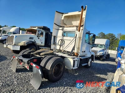 Czwarte zdjęcie samochodu z boku: 2017 VOLVO VNL SEMI TRUCK VIN:4V4N39TG5HN988082 - miniatura