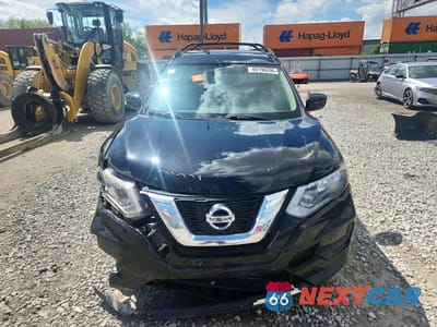 Piąte zdjęcie samochodu w środku: 2017 NISSAN ROGUE SV VIN:5N1AT2MV1HC808151 - miniatura
