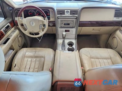 Zdjęcie 8 z 13 samochodu: 2004 LINCOLN NAVIGATOR VIN:5LMFU28RX4LJ30491 - miniatura