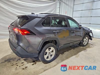 Trzecie zdjęcie samochodu z tyłu: 2021 TOYOTA RAV4 HYBRID XLE VIN:4T3R6RFV6MU012622 - miniatura
