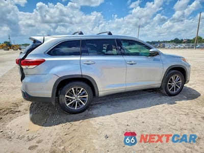 Trzecie zdjęcie samochodu z tyłu: 2017 TOYOTA HIGHLANDER XLE VIN:5TDKZRFH7HS517143 - miniatura