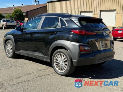 Trzecie zdjęcie samochodu z tyłu: 2018 HYUNDAI KONA SEL VIN:KM8K2CAA0JU131639 - miniatura