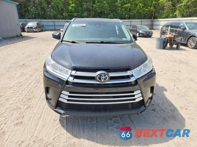 Piąte zdjęcie samochodu w środku: 2018 TOYOTA HIGHLANDER XLE VIN:5TDJZRFH5JS552264 - miniatura
