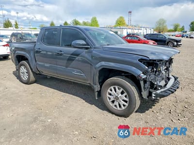 Czwarte zdjęcie samochodu z boku: 2025 TOYOTA TACOMA SR5 VIN:3TMLB5JN4SM170568 - miniatura
