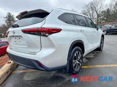 Trzecie zdjęcie samochodu z tyłu: 2023 TOYOTA HIGHLANDER XLE VIN:5TDKDRBH0PS005064 - miniatura